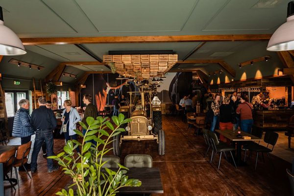 Ervaar de Achterhoekse gastvrijheid en lokaal eten in het boerderij restaurant, de streekwinkel en speeltuin van Suzie’s Farm in Aalten.