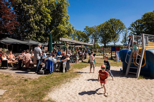 10-gallery-terras-speeltuin-Suzies-Farm-Aalten